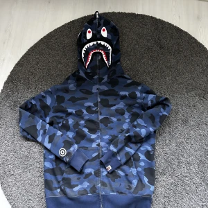 Bape tröja - Säljer min bape tröja, storlek L. Äkta! Pris går att diskuteras 