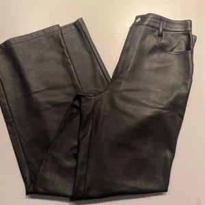 Skinnbyxa NAKD - Svarta skinnbyxor från NAKD, storlek 36