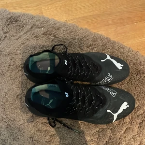 Fotbolls skor  - Köpte fel storlek  Använda 2 gånger. Har inte rätt låda utan kommer i en annan.