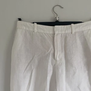 kostymbyxor i linne  - vita kostymbyxor från Mango i 100% linne. Lågmidjade och med fickor framtill, nyskick 🙌🏼