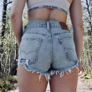 Levis shorts - Jeans shorts från Levis! Har knappar istället för gylf :) 
