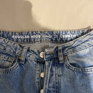jeans - säljer dessa blåa vida/raka jeans, högmidjade, storlek waist 27 length 32❤️säljer för 130kr +frakt