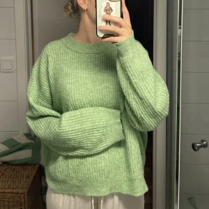 Stickad grön  - Stickad tröja i strl M från H&M  Använd 