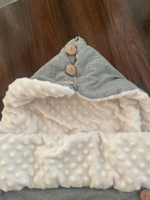 Mini åkpåse från cottonmoose  - Jätte fin mini åkpåse i väldigt bra skick. Kan sättas fast i bilbarnstol. 