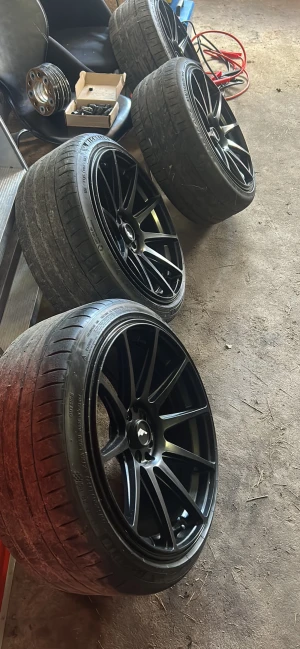 Jr11 19”  bmw  - Jr11 19” bak 9,5 breda fram 8,5 breda finns spacers och bultar förlängda  Framdäck typ nya bakdäck helslut 9500 för allt