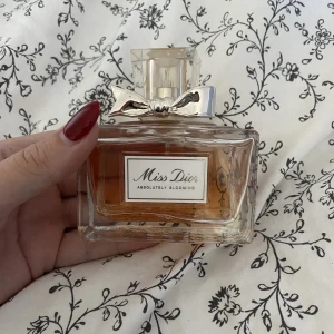 miss dior parfym - Säljer denna dior parfymen då den inte kommer till användning längre! Lite mer äm halva flaskan kvar, luktar jättegott 💕 Nypris är ca 1700