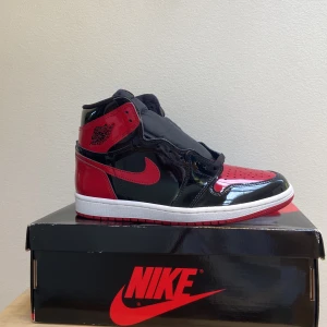 Jordan 1 high pantent bred storlek 41 - Jordan 1 high pantent bred storlek 41 helt nya och oanvända köpta från restocks. Kvitto och legit check ingår