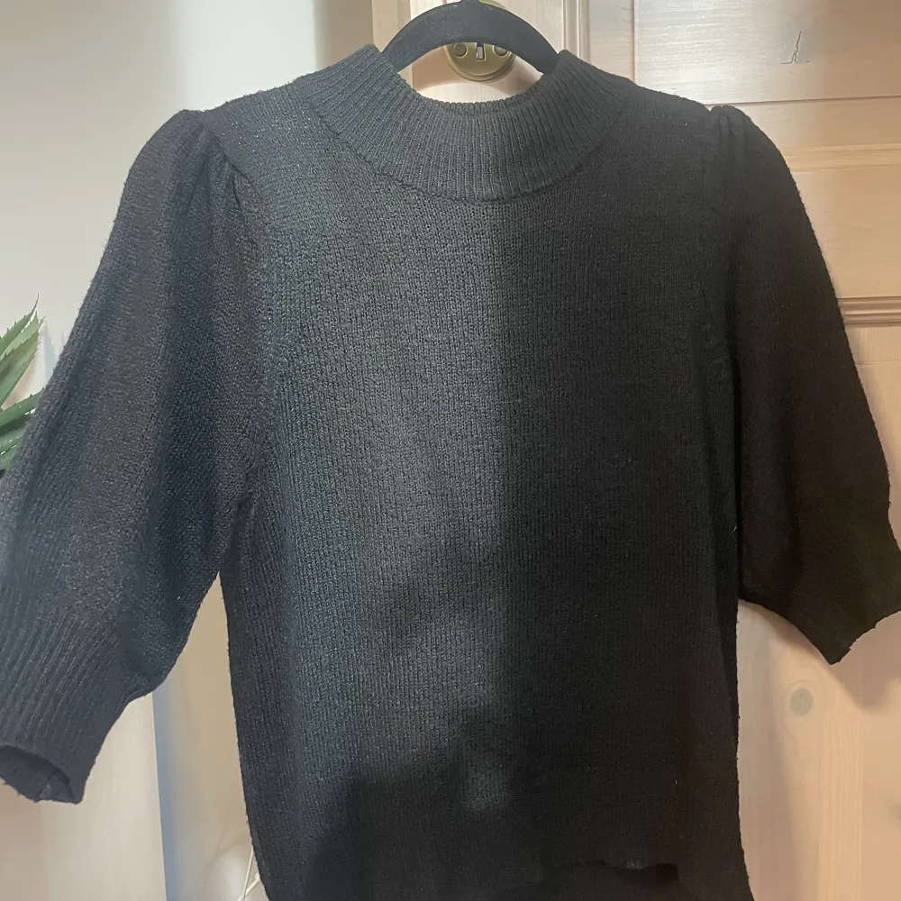 Super fin svart kortärmad tröja!! Har använts men är i väldigt bra skick!!💕köpare står för frakt. Tröjor & Koftor.