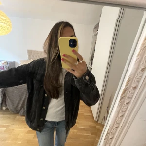 Jeansjacka  - Jättecool svart jeasn jacka💕🙌