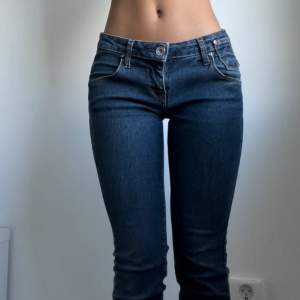Säljer dessa low waist jeans från Miss sixty, storlek 26, köpta på second hand. Är 156 & de passar bra i längden. Har endast användt en gång, säljer pga att de inte kommer till användning. Skriv för fler bilder eller frågor💕