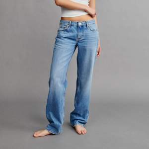 Intressekoll på mina favorit jeans från Gina som är helt slutsåld på hemsidan💓 storlek 32 men passar mig som brukar ha 34