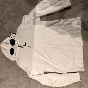 Cp company hoddi  - Cp Company hoddi i ny skick  Ny pris 3000kr  