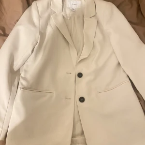 Kavaj från vila - Kavaj från vila i vit färg, storlek 36 använd några gånger