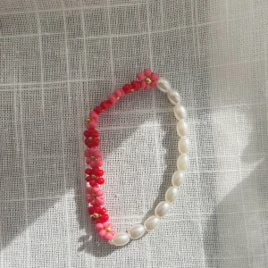 Pärlarmband - Armband en halva blommor och en halva pärlor. 