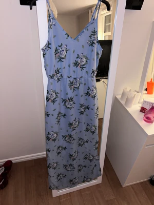 Klänning  - Blommig klänning  Står inte för frakten 
