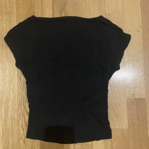 Backless topp - Säljer denna assnygga och sexiga rygglösa topp från shein. Superskönt material och sitter väldigt smickrande. För fler bilder/frågor kom privat🩷