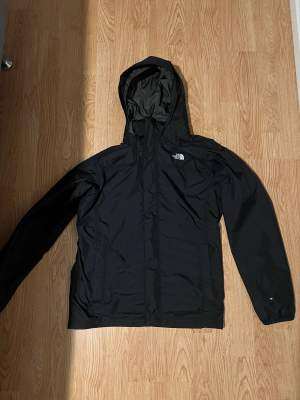Säljer min north face jacka som är i ny skick inga skador eller fläckar. jackan liknar Haglöfs så om du är en Haglöfs intresserad så kommer den hör passa dig 