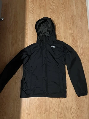 The north face jacka  - Säljer min north face jacka som är i ny skick inga skador eller fläckar. jackan liknar Haglöfs så om du är en Haglöfs intresserad så kommer den hör passa dig 