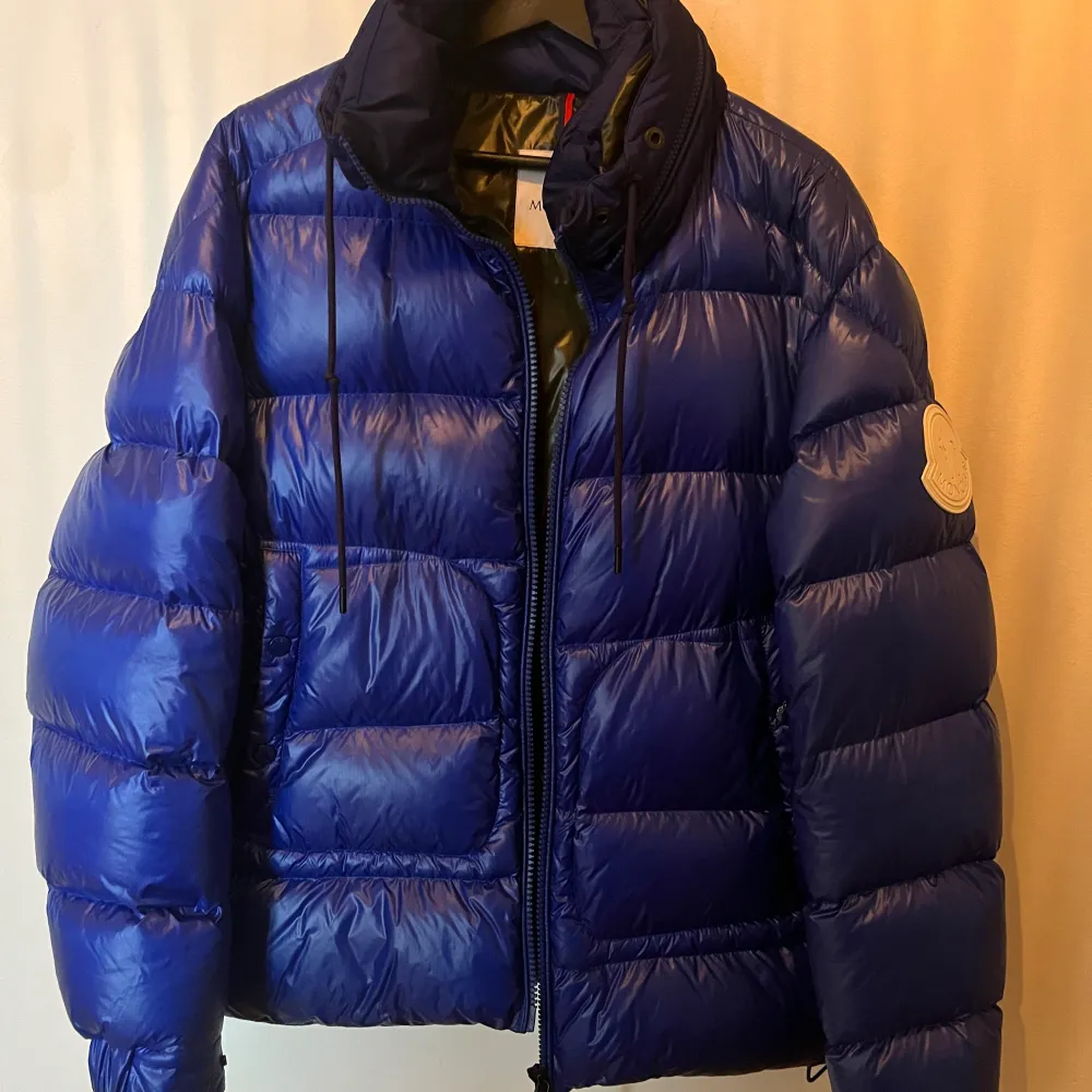 säljer min moncler jacka i fint skick. har kvitto från när den köptes på depop. . Jackor.