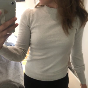 Stickad tröja  - Tunt stickad tröja men lite silvertrådar i vilket ger ett fint skimmer 💕