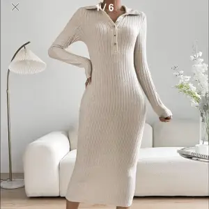 Beige lång klänning köpt på Shein, aldrig använd, säljer pga svår retur hos Shein, köpt för 199