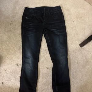 Skinnyjeans - Mörka skinnyjeans som är lågmidjade. Använda men i bra skick.