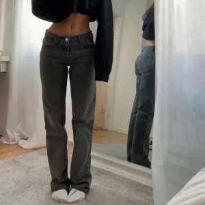 (LÅNAD BILD) Säljer ett par jättesnygga  jeans från Zara i modellen ” the midwaist straight” då de tyvärr blivit gör för små💞skriv för egna bilder! 170 kr+frakt  