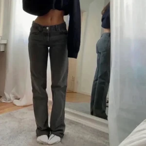 Zara jeans - (LÅNAD BILD) Säljer ett par jättesnygga  jeans från Zara i modellen ” the midwaist straight” då de tyvärr blivit gör för små💞skriv för egna bilder! 170 kr+frakt  