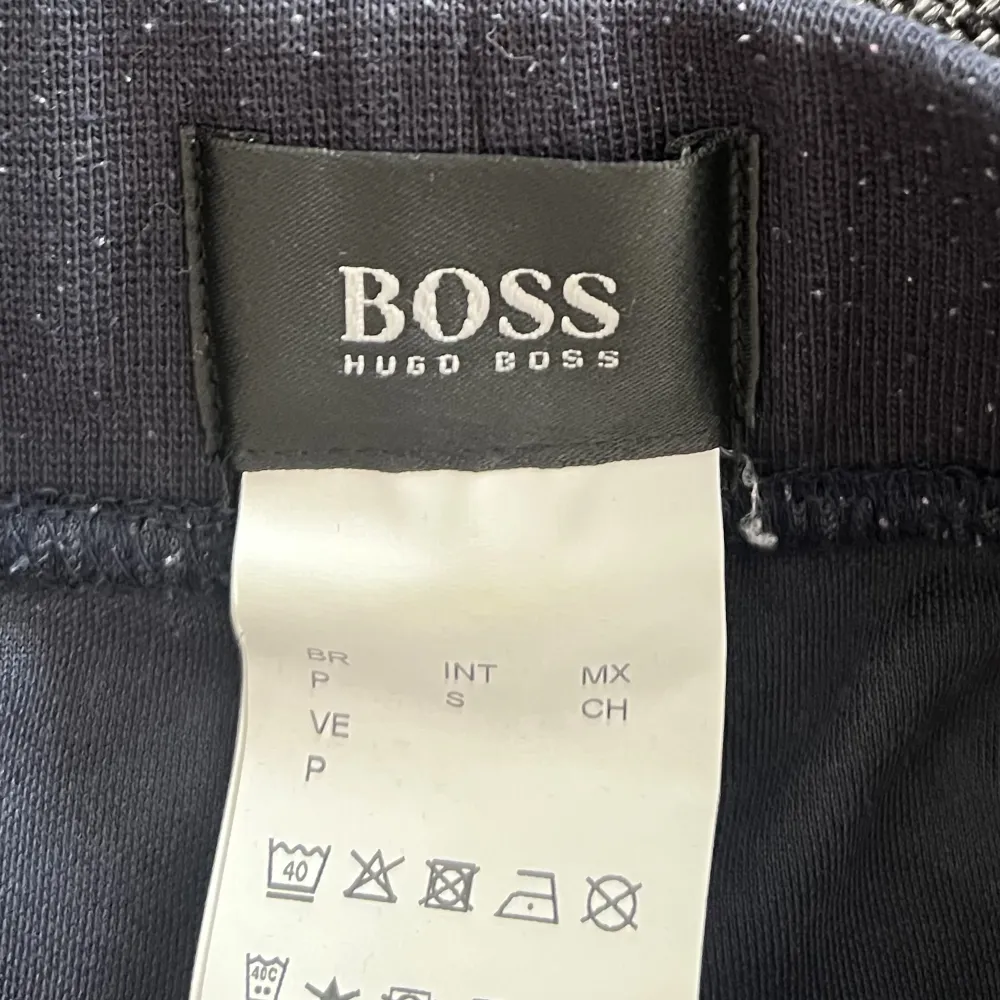 Blå Hugo boss byxor i storlek S! Byxorna är använda men ändå i fint skick, säljes för 200kr! . Jeans & Byxor.