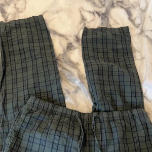 Pyjamasbyxor - dom är förstora för mig. Det är killbyxor!