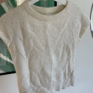 Stickad t shirt med paljetter - I fint skick. Köpt här på plick. Osäker på märke för finns ingen lapp på.