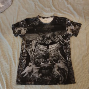 Asap rocky merch - Gammal Collab mellan asap rocky och eleven paris. Inte sett denna blivit såld någonstans. Bra kvalite.