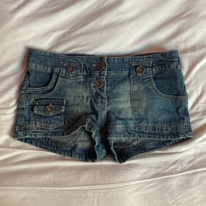Lågmidjade shorts - Så fina shorts köpta här på plick! Inga defekter💕