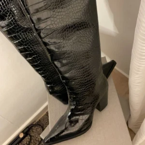 Klackstövlar  - Helt nya stövlar från NAKD 