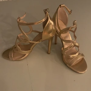 Sandaletter-rosé  - Superfina obetydligt använda (tror jag använt dem en gång) roséfärgade sandaletter med hög smal klack. Som nyskick. Enda spår av användning är lite på undersidan. 