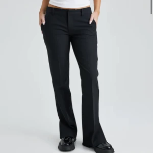 Kostymbyxor  - Lågmidjade kostymbyxor från bikbok i nyskick🤍