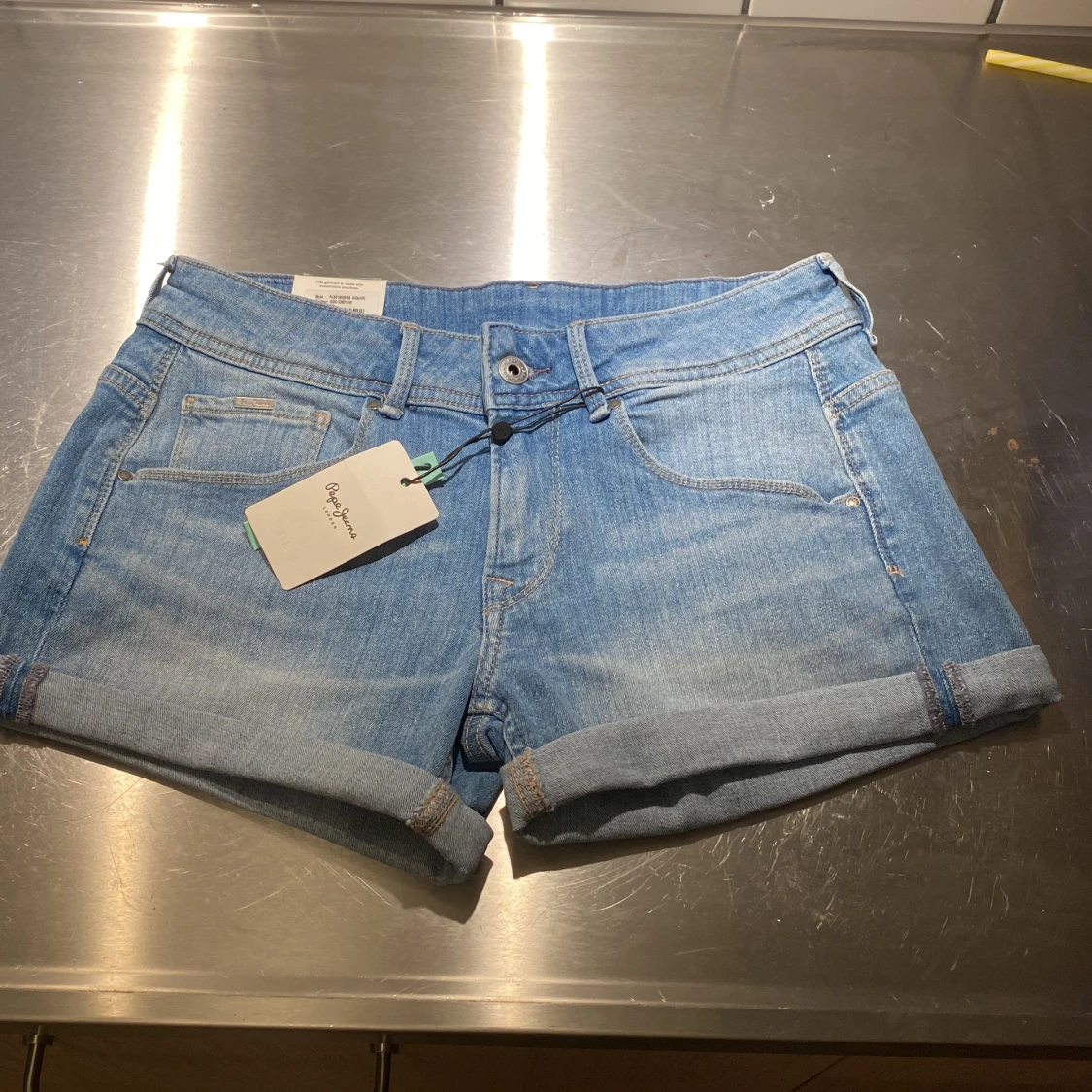 Säljer low waist shorts 