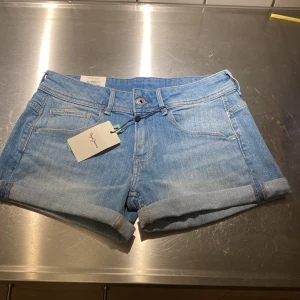 Säljer low waist shorts  - Säljer nya shorts för at dom inte passar!💕 ordinarie pris 975 