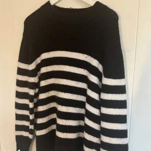 (Lånad bild) säljer denna stickade tröja från HM då den ej kommer till användning. Storlek S säljer för 150 kr+ frakt inte nopprig kom privat för fler bilder.