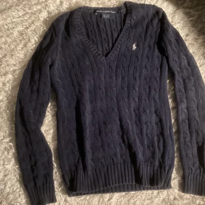 Ralph Lauren sweatshirt  - Säljer min Ralph Lauren sweatshirt då jag inte använder den längre. Den är i toppskick och stretchig. Skriv för mer bilder eller information💕