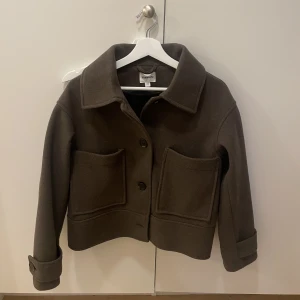 Kort kappa - Köpt från Kappahl och har tyvärr aldrig kommit till användning😇 Ordinarie pris 899kr