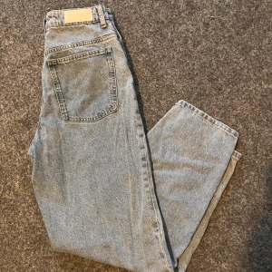 JP Barrel jeans Bikbok - Säljer mina JP Barrel jeans i strl 26, använda några fåtal ggr men aldrig riktigt fastnat för dom därav har dom mest legat i garderoben, så i nyskick!  100kr. 