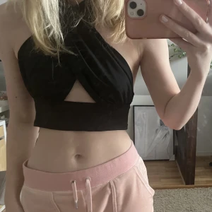 Svart topp - Söt svart topp. Aldrig använd bara provad, säljer för att den är lite för stor för mig annars är den i nyskick ☺️