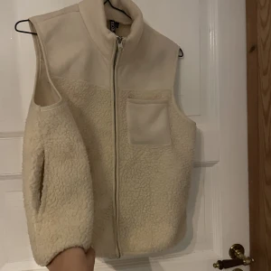 Beige fleece väst  - Använd ett fåtal gånger