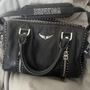 Zadig&voltair sunny xs - Säljer nu min skitsnygga zadig Voltaire väska! Den är i jätte jätte bra skick inga defekter!
