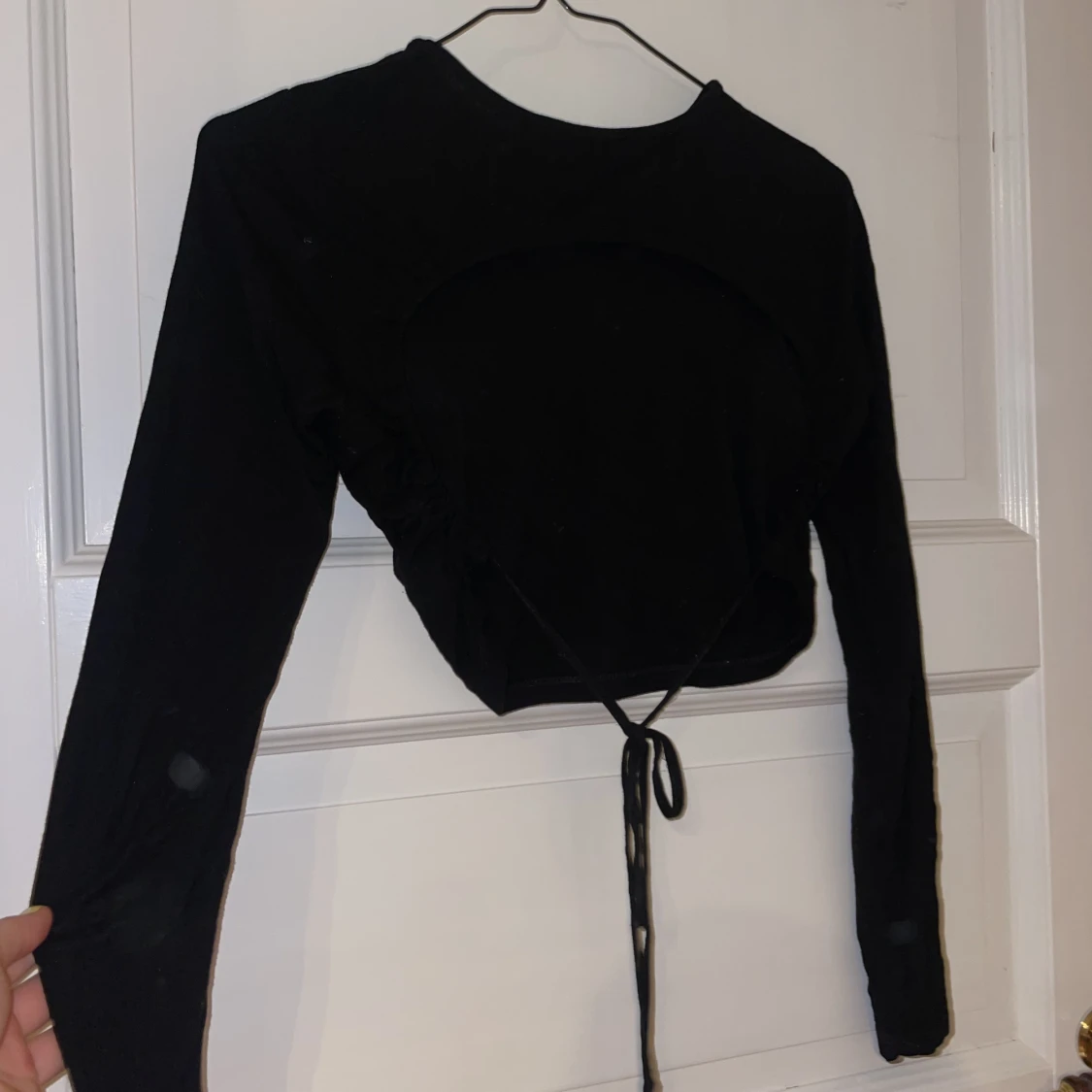 Långärmad topp med öppen rygg - 90