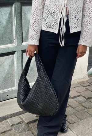 Design By Si must have shoulder bag - Säljer min helt oanvända shoulder bag från Design by Si. Väskan är perfekt till skolan och kan rymma en dator! Skriv till mig för mer frågor eller bilder💗 