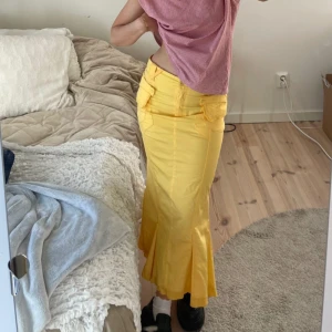 Gul kjol - Säljer min favoritkjol pga växt ur! Storlek xs/s 🌼🌞⭐️🌻☀️