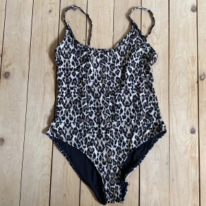 Baddräkt - Baddräkt från Gina Tricot, strl M. Aldrig använd. 