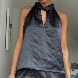 Svart topp - Topp från zara. Super snygg men har inte längre användning av denna. 